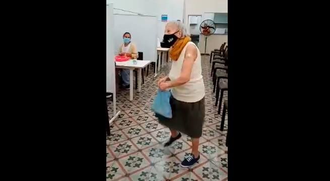 Una mujer argentina celebró bailando el recibir la vacuna contra la Covid-19