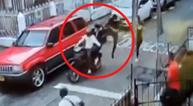 Hombre se hace viral al detener a un par de ladrones con una patada voladora [VIDEO]