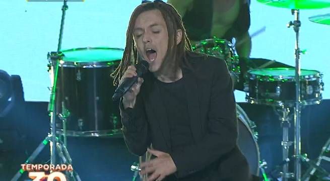 Imitador de Jonathan Davis cantó “Falling away from me” este viernes