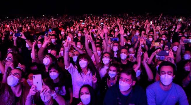 El rock vuelve a sonar en París con un concierto en interior marcado por mascarillas y tests