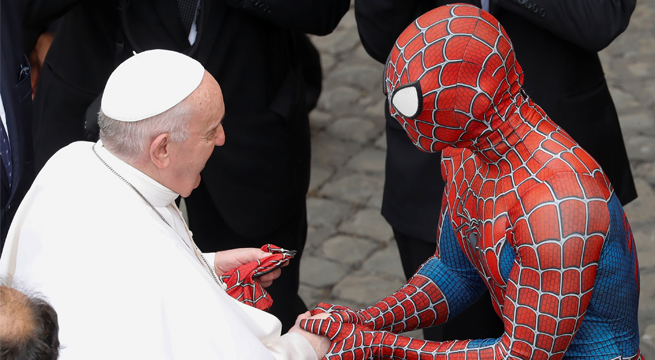 El Papa Francisco recibe la visita de Spiderman en el Vaticano
