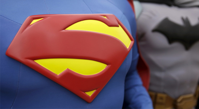 Hombre disfrazado de Superman intentó detener un bus con la mano, pero todo salió mal [VIDEO]