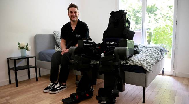 Padre construye un exoesqueleto para ayudar a caminar a su hijo en silla de ruedas