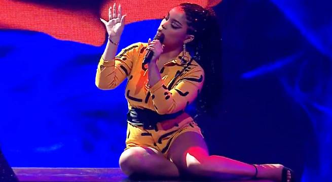 Narda Pumarada retumbó el escenario cantando “Que somos amantes”
