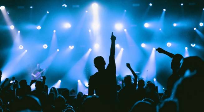 Los festivales de música británicos se preparan para el rock pese los elevados casos de COVID-19