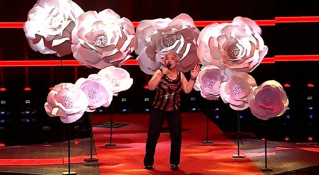 Rosa Muñoz derrochó juventud al cantar “Caminito”