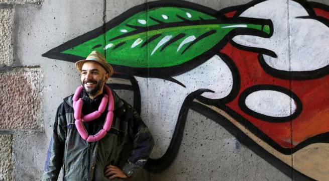 Artista urbano italiano lucha contra el racismo convirtiendo esvásticas en pastelillos
