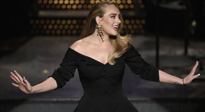 Adele encabeza listas musicales de Reino Unido batiendo récords con su álbum de regreso 