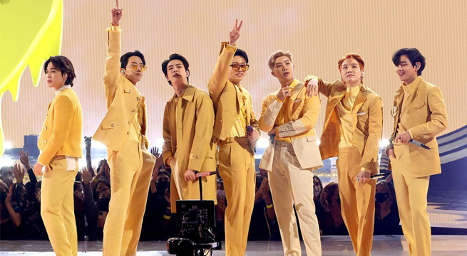 Grupo de K-pop BTS se lleva el máximo galardón en los American Music Awards