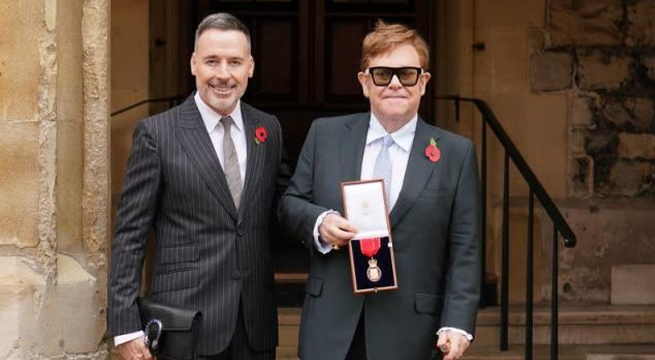 Elton John recibe distinción real de elite de manos del príncipe Carlos