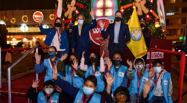 Wong inicia la Navidad con el encendido del “Árbol de la ilusión” elaborado con material reciclado