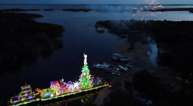 En el Amazonas brasileño, la Navidad llega en barco