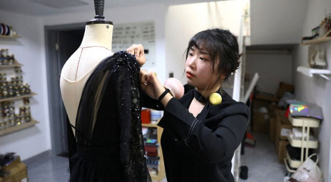 Diseñadora china disfruta del impulso olímpico para crear trajes de patinaje artístico