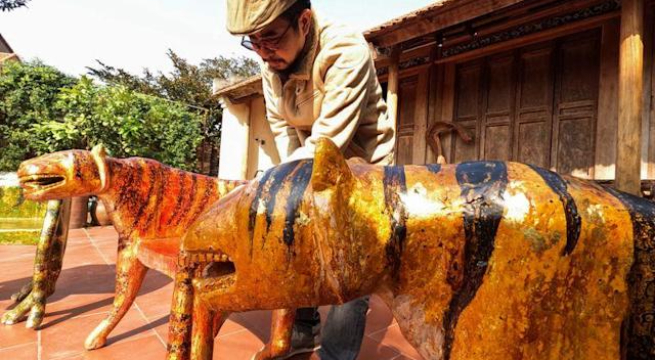 Artista vietnamita celebra el Año Nuevo Lunar con cientos de tigres tallados