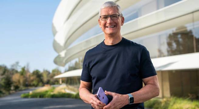 Tim Cook de Apple recibió salario más de 1.400 veces mayor al de un trabajador medio en 2021