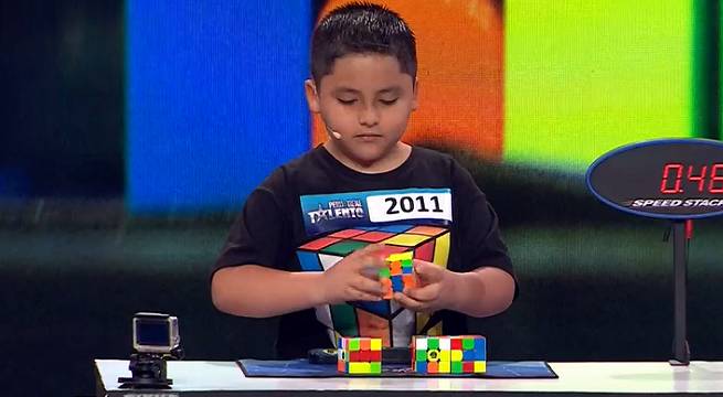 José Antonio Cuipal demostró toda su destreza con los cubos de rubik