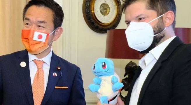 Electo presidente chileno Gabriel Boric recibe Pokemón como regalo
