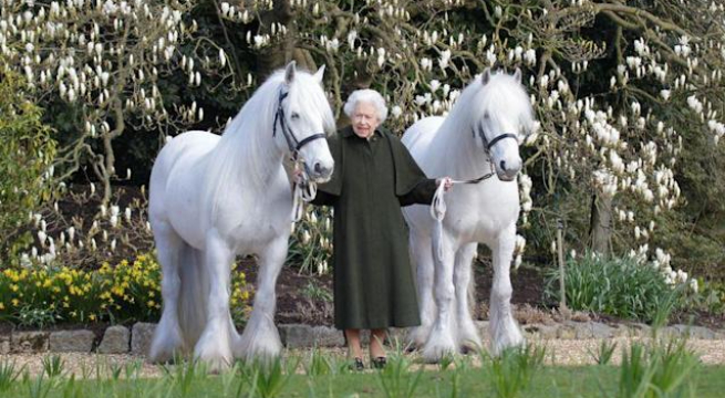 La Reina Isabel celebra su cumpleaños 96 con salvas de cañón