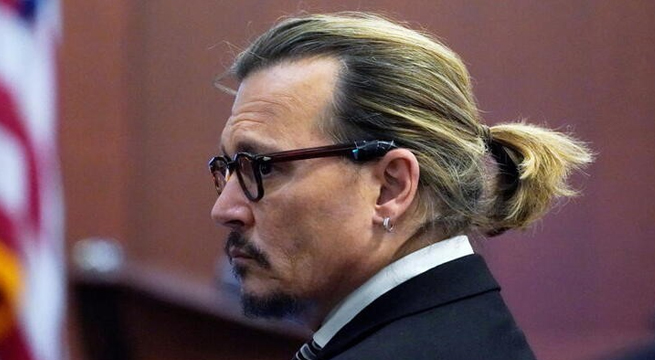 Johnny Depp declara en juicio que nunca golpeó a Amber Heard