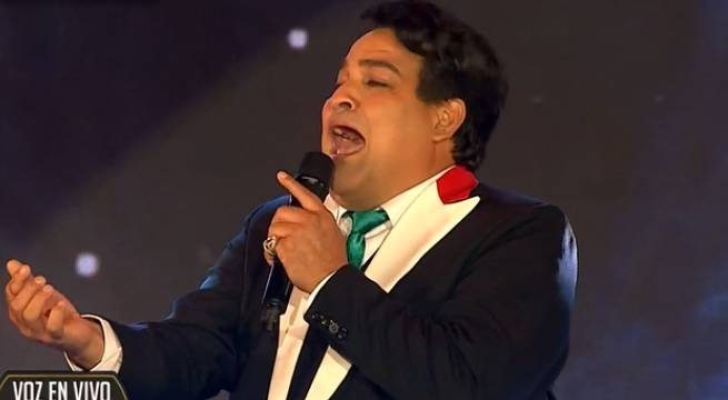 Imitador de Juan Gabriel cantó “Abrázame muy fuerte” en su primer concierto