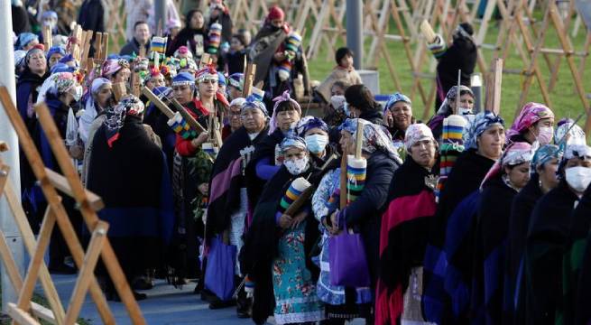 Chile: tejedoras mapuche anotan récord mundial con kilométrico tejido multicolor