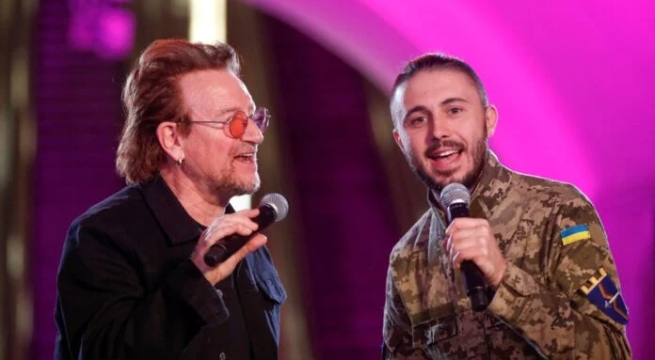 Bono de U2 da un concierto por la 