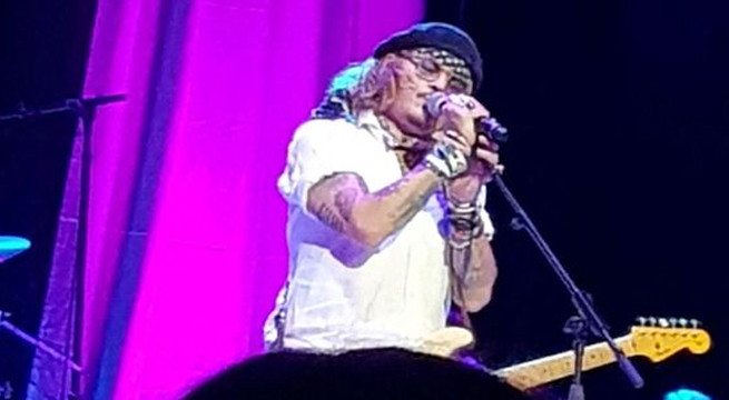 Johnny Depp, a la espera del veredicto, aparece en el escenario con Jeff Beck en Inglaterra