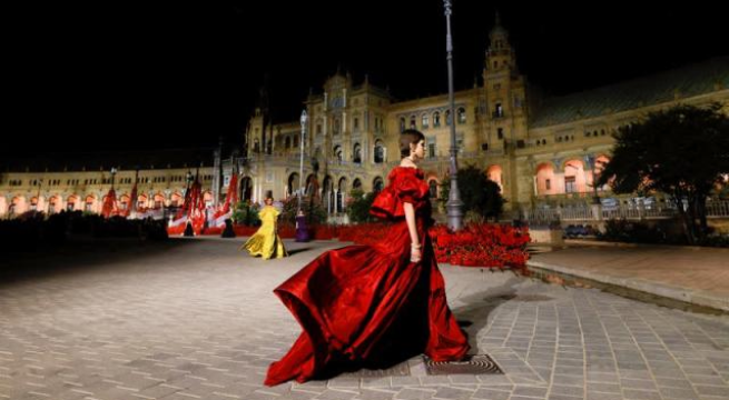 Un desfile de Dior en Sevilla brilla con notas flamencas y colaboraciones de alta costura