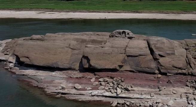 China: descenso del nivel de las aguas del río Yangtsé revela antiguas estatuas budistas