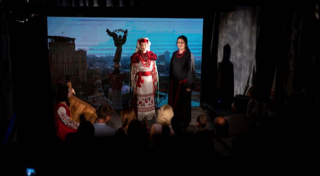 Teatro subterráneo: Los actores ucranianos vuelven al escenario en un refugio antiaéreo