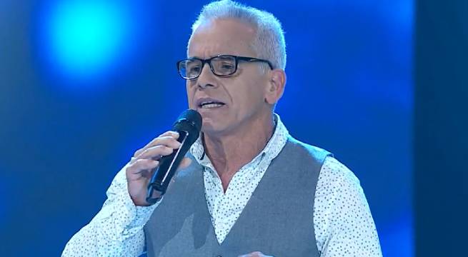 Carlos Flores cantó “No te apartes de mí” para tratar de pasar de etapa