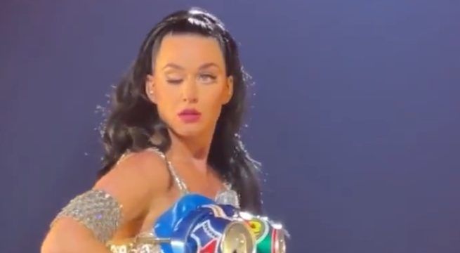 Katy Perry perdió el control de su párpado en medio de un concierto y causó preocupación en sus fans