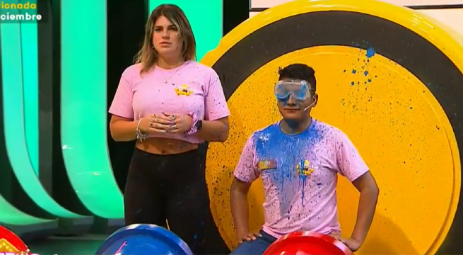 Competidores terminaron empapados de pintura en el juego “Cañones del saber”