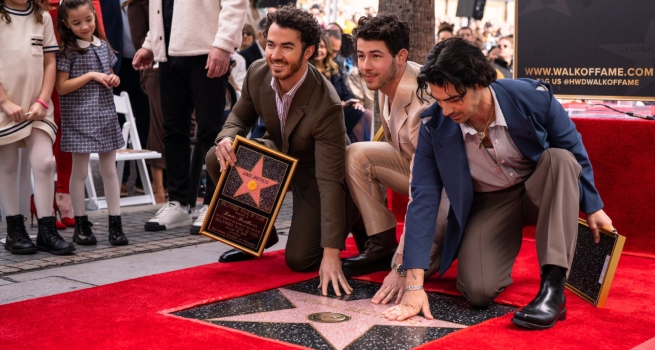 Los Jonas Brothers anuncian un nuevo álbum tras recibir su estrella en el paseo de la fama de Hollywood