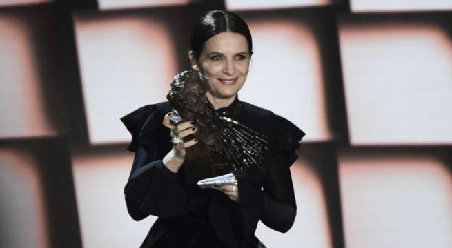 La actriz Juliette Binoche es galardonada en los Goya españoles