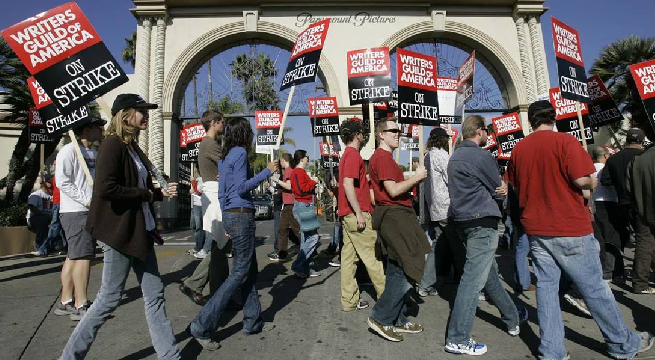 Guionistas de Hollywood inician huelga por desacuerdo en negociaciones salariales