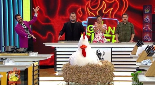 Peláez quiere hacer todo suyo: conductor presenta a su gallina en juego de El Gran Chef Famosos