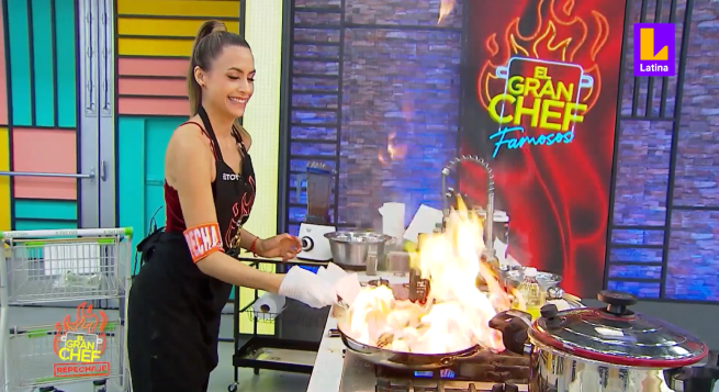 Milett Figueroa demostró su destreza al flamear el pulpo y jurado la elogia: “No se ha ganado el primer puesto por las puras”