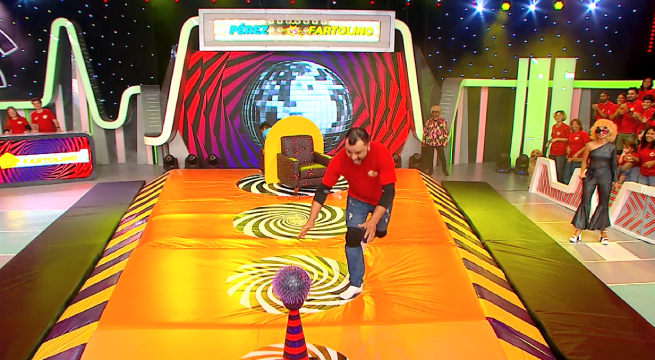 Aterrizó fuera del escenario: no pudo mantener el equilibrio y salió volando en reto de Sábados en Familia