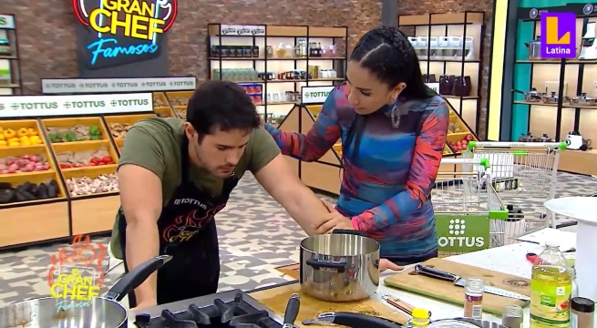 El Gran Chef Famosos: Andrés Vílchez se bloquea, llora y Nelly Rossinelli lo ayuda en reto de lomo