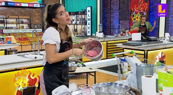 ¿Saca cachita? Korina Rivadeneira cantó tema de la selección mientras compañeros sufrían batiendo en El Gran Chef Famosos