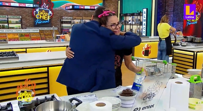 Peláez hace llorar a Karina tras golpearla en mano dañada por batir