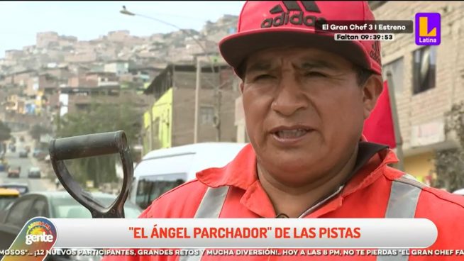 El 'Ángel Parchador': La historia del hombre que repara las pistas de VMT y SJM sin que nadie le pague