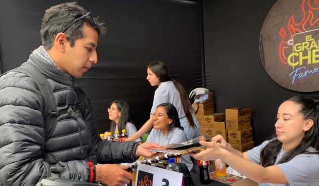 Fans de El Gran Chef Famosos recogen sus recetarios en Latina Televisión