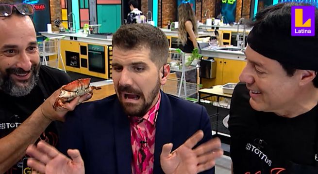 Intentó sorprenderlo: Loco Wagner puso un cangrejo en el hombro de Peláez | El Gran Chef Famosos