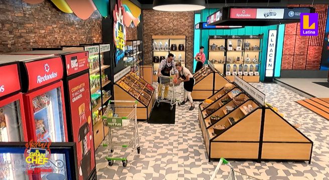 Otra vez Santi: Leslie Stewart tropezó con el carrito del participante en el almacén