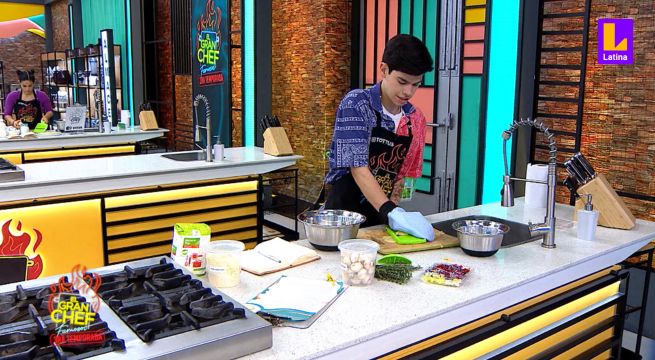 Giacomo ríe al ver a Josi Martínez usando guante para cortar con rallador de cocina | El Gran Chef Famosos
