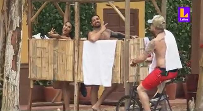 Nunca se lo imaginó: Alexandra ‘La Chama’ Méndez se bañó a la intemperie mientras pedaleaban para que el agua salga