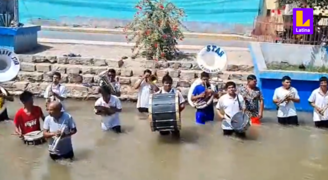 Ante insoportable calor: banda de música toca sumergida en el agua por aniversario de Ferreñafe