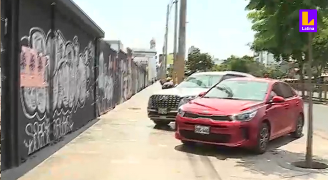 Vehículos invaden veredas en Lima para estacionar